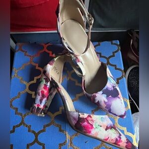 Stunning floral heels size 9.5